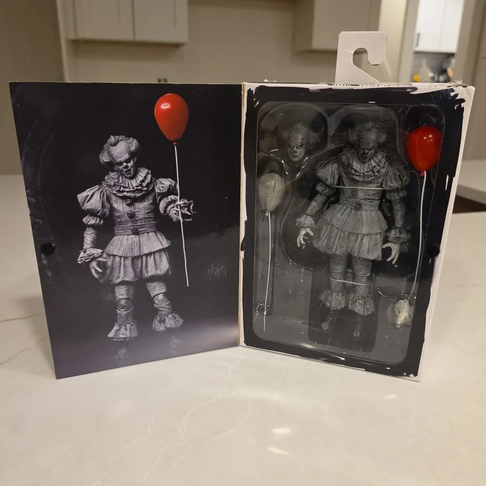 NECA IT PENNYWISE SDCC ETCHED BLACK & WHITE 7